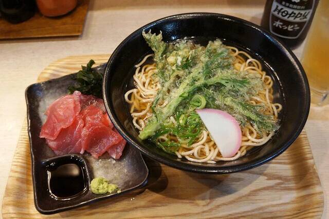 【春菊天そば&まぐろぶつ】立ち食いそば屋なのにまぐろが極上!?　不可抗力で朝から飲むホッピーの幸せ：パリッコ『今週のハマりめし』第228回