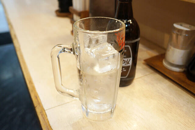 【春菊天そば&まぐろぶつ】立ち食いそば屋なのにまぐろが極上!?　不可抗力で朝から飲むホッピーの幸せ：パリッコ『今週のハマりめし』第228回