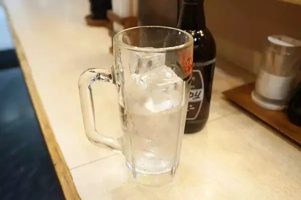 「【春菊天そば&まぐろぶつ】立ち食いそば屋なのにまぐろが極上!?　不可抗力で朝から飲むホッピーの幸せ：パリッコ『今週のハマりめし』第228回」の画像