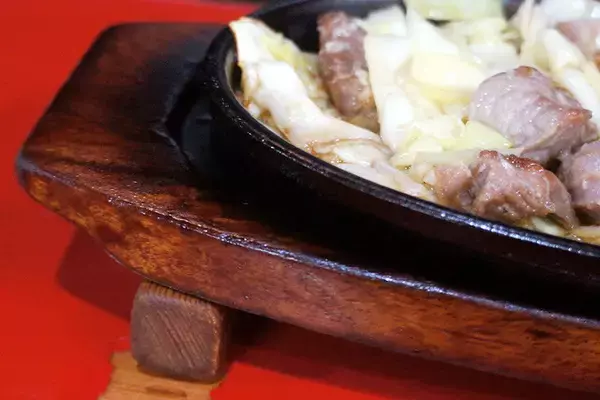 「【鉄板焼肉】煙を上げる豚肉、キャベツ、にんにく、辛みそ！ 博多のソウルフード「鉄板焼肉」を初体験：パリッコ『今週のハマりめし』第235回」の画像