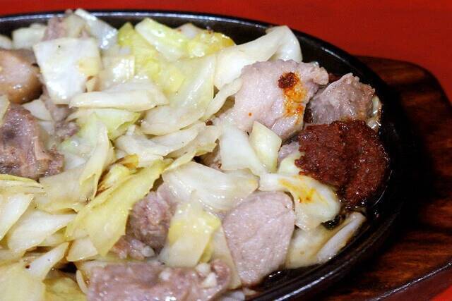 【鉄板焼肉】煙を上げる豚肉、キャベツ、にんにく、辛みそ！ 博多のソウルフード「鉄板焼肉」を初体験：パリッコ『今週のハマりめし』第235回