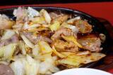 「【鉄板焼肉】煙を上げる豚肉、キャベツ、にんにく、辛みそ！ 博多のソウルフード「鉄板焼肉」を初体験：パリッコ『今週のハマりめし』第235回」の画像12