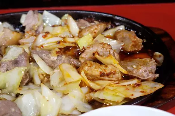 「【鉄板焼肉】煙を上げる豚肉、キャベツ、にんにく、辛みそ！ 博多のソウルフード「鉄板焼肉」を初体験：パリッコ『今週のハマりめし』第235回」の画像