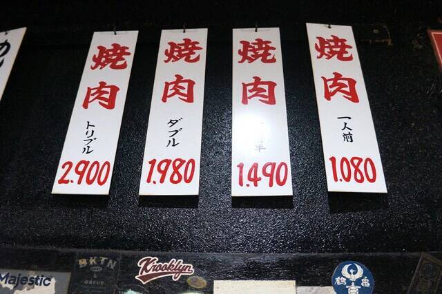 【鉄板焼肉】煙を上げる豚肉、キャベツ、にんにく、辛みそ！ 博多のソウルフード「鉄板焼肉」を初体験：パリッコ『今週のハマりめし』第235回