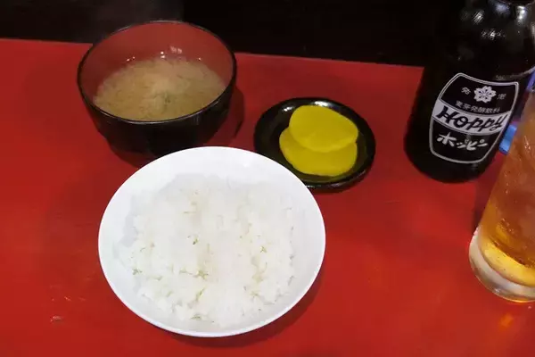 「【鉄板焼肉】煙を上げる豚肉、キャベツ、にんにく、辛みそ！ 博多のソウルフード「鉄板焼肉」を初体験：パリッコ『今週のハマりめし』第235回」の画像