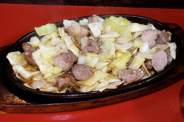 【鉄板焼肉】煙を上げる豚肉、キャベツ、にんにく、辛みそ！ 博多のソウルフード「鉄板焼肉」を初体験：パリッコ『今週のハマりめし』第235回