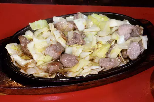 「【鉄板焼肉】煙を上げる豚肉、キャベツ、にんにく、辛みそ！ 博多のソウルフード「鉄板焼肉」を初体験：パリッコ『今週のハマりめし』第235回」の画像