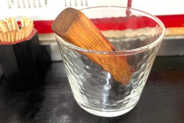 【鉄板焼肉】煙を上げる豚肉、キャベツ、にんにく、辛みそ！ 博多のソウルフード「鉄板焼肉」を初体験：パリッコ『今週のハマりめし』第235回