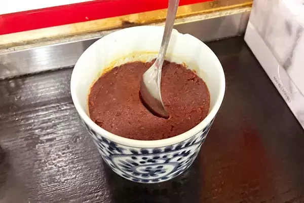 「【鉄板焼肉】煙を上げる豚肉、キャベツ、にんにく、辛みそ！ 博多のソウルフード「鉄板焼肉」を初体験：パリッコ『今週のハマりめし』第235回」の画像