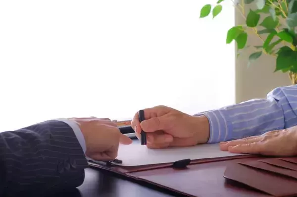 「社名偽装に見積偽装、借金申し込み代行まで...。独身リーマンを食い物にする「ブツ上げ屋」の卑劣な手口」の画像