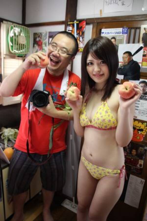 家に帰ったらアイドルが横たわっていた 男の願望をグラビアに 杉作ｊ太郎がカメラマンデビュー 12年8月30日 エキサイトニュース