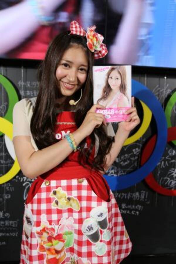 ａｋｂ４８料理部部長の中塚智実が 卒業直前にレシピ付フォトブック クリスイーツ を発売 13年7月8日 エキサイトニュース