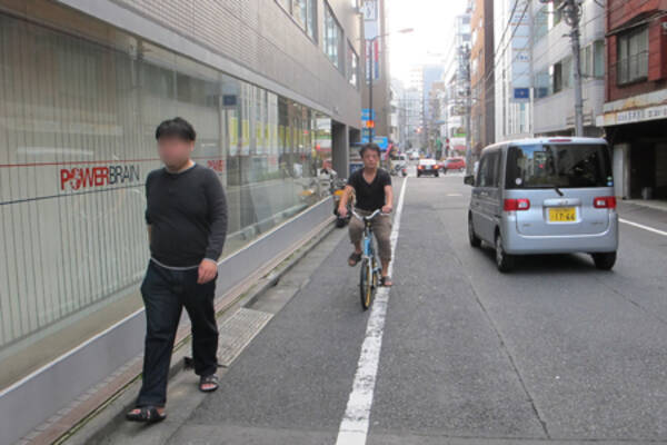 自転車 右側から乗る 外国 右側通行