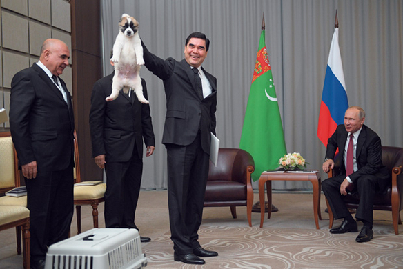 プーチン大統領でさえ 犬の正しい抱き方は知っている 18年10月19日 エキサイトニュース