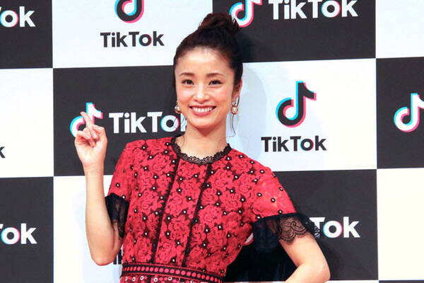 上戸彩が ｔｉｋｔｏｋ ｃｍ共演の小芝風花を絶賛 ベッドの上で踊っているシーンがめちゃかわいい 18年11月7日 エキサイトニュース