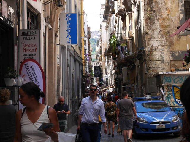 旅人マリーシャの世界一周紀行 第２１６回 スリ多発地区スパッカナポリでイタリア警察と相席ランチ 19年2月7日 エキサイトニュース