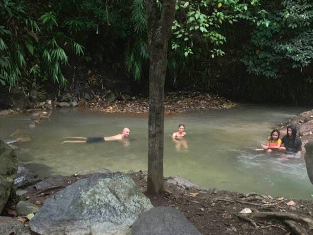 旅人マリーシャの世界一周紀行：第２３３回「秘境バジャワに湧き出る天然温泉でインターナショナル混浴！」