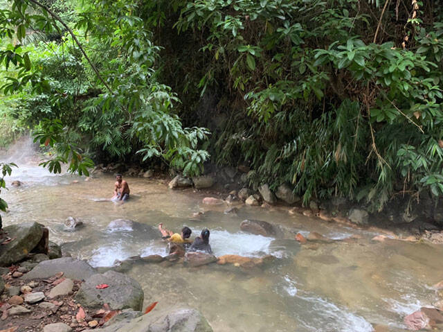 旅人マリーシャの世界一周紀行：第２３３回「秘境バジャワに湧き出る天然温泉でインターナショナル混浴！」