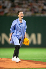 石原さとみが"ノールック投法"でノーバン成功！『サントリー　ドリームマッチ』始球式に６年連続登場