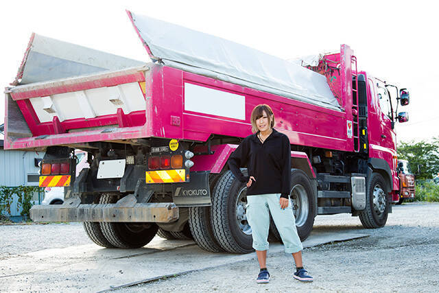 ピンクの１０トンダンプで廃材を運び出すトラガール 庄司里穂 いつも お嬢 姫 と呼ばれています 19年8月14日 エキサイトニュース 2 2