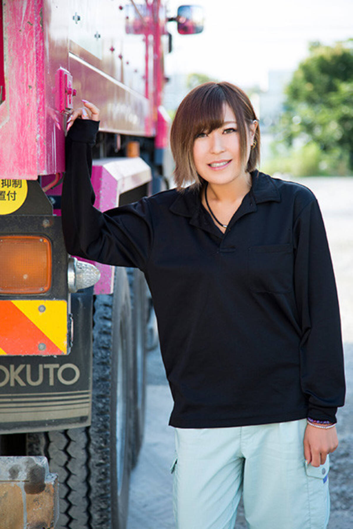 ピンクの１０トンダンプで廃材を運び出すトラガール 庄司里穂 いつも お嬢 姫 と呼ばれています 19年8月14日 エキサイトニュース