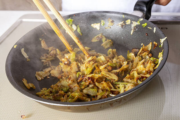 ｂ級フード研究家 野島慎一郎のバカレシピ ペヤングのかやく サッポロ一番みそラーメンが夢のコラボ ペヤング回鍋肉 19年8月30日 エキサイトニュース 2 3