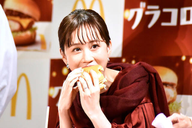 前田敦子が竹達彩奈 愛美ら声優と グラコロ アニメｃｍ出演 ３ ４年ぶりに生歌披露 皆さんの前で歌える機会があってうれしい 19年12月4日 エキサイトニュース