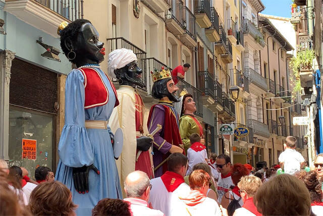 旅人マリーシャの世界一周紀行 第２７０回 スペインの祭りでお尻にムチをフルスイング 年6月4日 エキサイトニュース 3 4