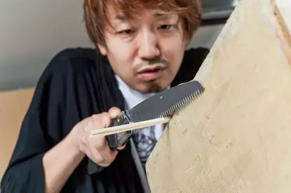 「【Ｂ級フード研究家・野島慎一郎のバカレシピ】何を食べても燻製風味でお酒が進みます！「割り箸の燻製」」の画像