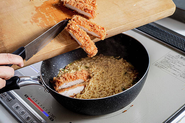 ｂ級フード研究野島慎一郎のバカレシピ カップヌードルの新定番 旨辛豚骨を肉々しくアップデート 旨辛豚骨とんかつの焼きラーメン 年10月23日 エキサイトニュース 2 3