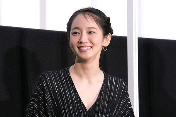 映画 泣く子はいねぇが で母親役を演じた吉岡里帆 貴重な幼少期の姿を話題の写真集 里帆採取 に追加 年11月12日 エキサイトニュース