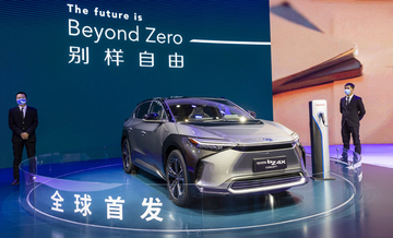 上海モーターショーで、スバルと共同開発した電気自動車「ｂＺ４Ｘ」を世界初公開！　トヨタはＥＶでも世界の頂点に立てるか？