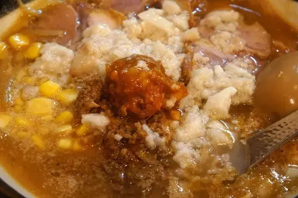 「【特味噌ラーメン】人生初のみそラーメンがこんなにうまかったことは、はたして幸福なことか不幸なことか：パリッコ『今週のハマりめし』第244回」の画像