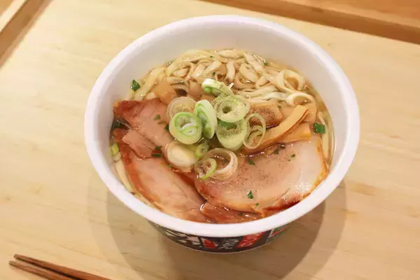 「【ちゃん兵衛（ちゃん系どん兵衛）】あのしょっぱウマスープを完全再現！　今年大注目のちゃん系ラーメンをどん兵衛で作ったら激ウマ大成功！＜野島慎一郎のバカレシピ＞」の画像