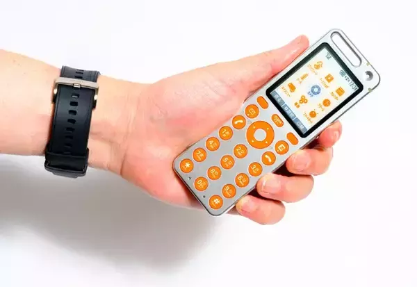 「INFOBARだけじゃありません！　au design projectのガラケー【山下メロの平成レトロ遺産：117】」の画像
