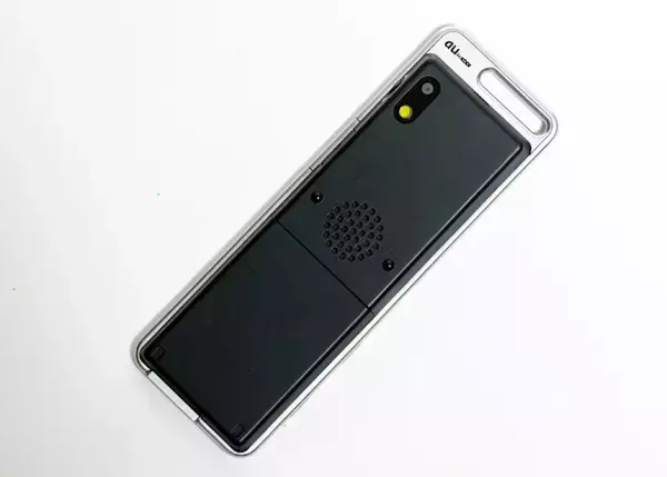 「INFOBARだけじゃありません！　au design projectのガラケー【山下メロの平成レトロ遺産：117】」の画像