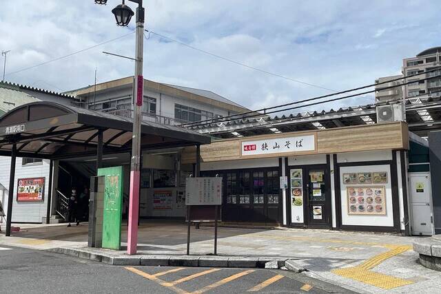 【茶そば&あなご天】埼玉発祥のご当地立ち食いそば店で食べる狭山茶そばとあなご天：パリッコ『今週のハマりめし』第242回