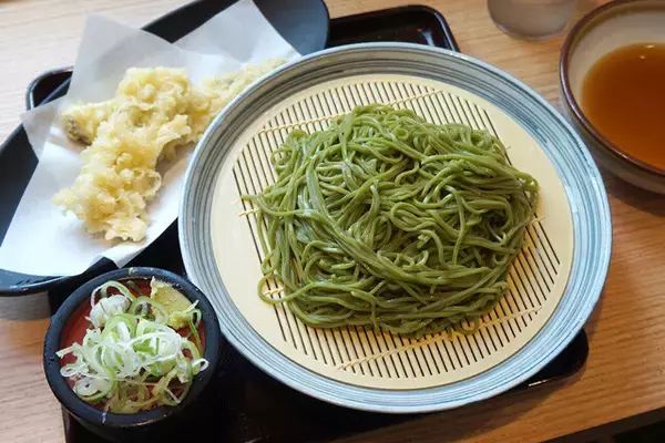 「【茶そば&あなご天】埼玉発祥のご当地立ち食いそば店で食べる狭山茶そばとあなご天：パリッコ『今週のハマりめし』第242回」の画像