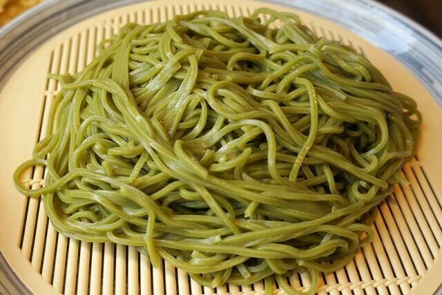 【茶そば&あなご天】埼玉発祥のご当地立ち食いそば店で食べる狭山茶そばとあなご天：パリッコ『今週のハマりめし』第242回