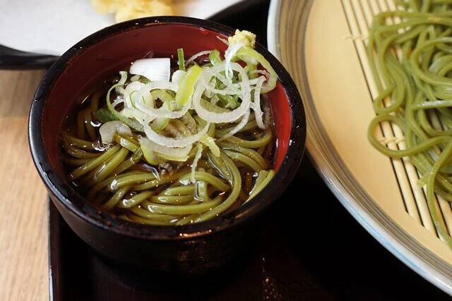 【茶そば&あなご天】埼玉発祥のご当地立ち食いそば店で食べる狭山茶そばとあなご天：パリッコ『今週のハマりめし』第242回