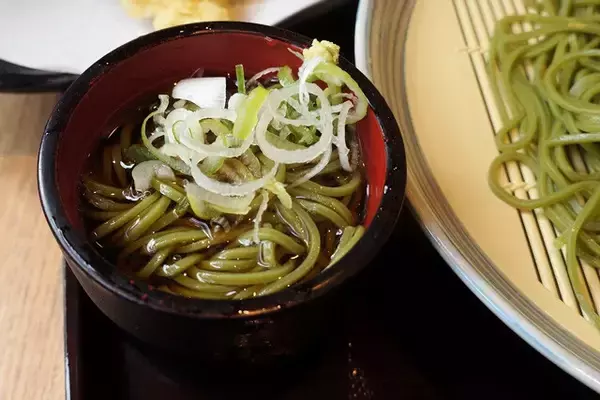 「【茶そば&あなご天】埼玉発祥のご当地立ち食いそば店で食べる狭山茶そばとあなご天：パリッコ『今週のハマりめし』第242回」の画像