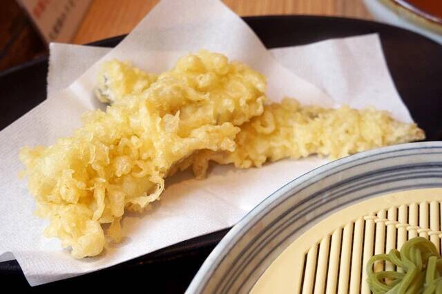 【茶そば&あなご天】埼玉発祥のご当地立ち食いそば店で食べる狭山茶そばとあなご天：パリッコ『今週のハマりめし』第242回