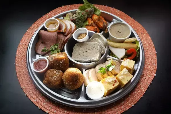 「【おせち料理】酒三昧の正月。定番のおともは、地元イタリアンの「お正月用オードブル」：パリッコ『今週のハマりめし』第220回」の画像