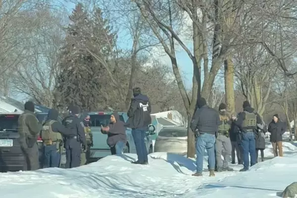 「移民捜査官が市民を射殺...対峙する米住民の本音「日本人も毎日、恐怖。警察官にも突き放されたと聞いた」」の画像