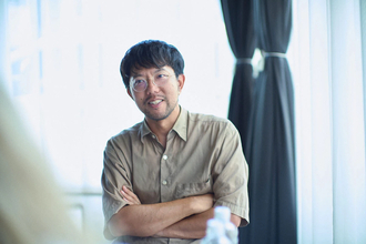 『グラビアの読みかたーWPBカメラマンインタビューズー』藤原 宏編・後編「豊田萌絵さんとは何度もご一緒しているからこそ、隙を狙う駆け引きを忘れないようにしています」