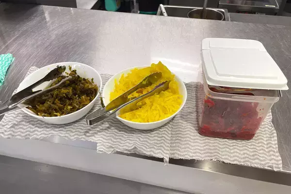 「【カツカレー】なぜ僕は、公共の食堂でいつもカツカレーを注文してしまうのだろうか：パリッコ『今週のハマりめし』第212回」の画像