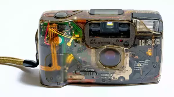 「ブラックやシルバーだけじゃない！　平成のスケルトンカメラ【山下メロの平成レトロ遺産：090】」の画像