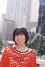 世界中から注目を集める4ピースバンド、ハク。彼女たちの音楽はなぜ懐かしくも新しいのか