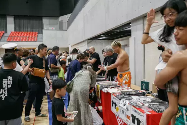 「全席無料なのに売り上げは過去最高の1.8億円！　海外からも注目される団体の裏側に密着！　業界の異端児「九州プロレス」が熱すぎる!!」の画像