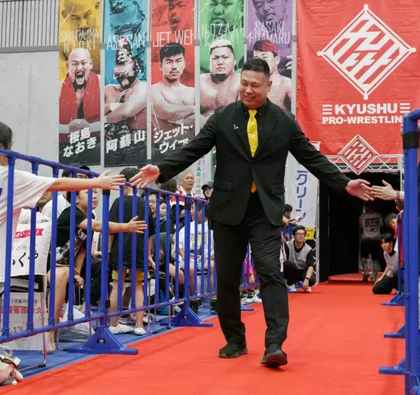 「全席無料なのに売り上げは過去最高の1.8億円！　海外からも注目される団体の裏側に密着！　業界の異端児「九州プロレス」が熱すぎる!!」の画像